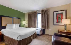 Extended Stay America Suites - El Paso - West في الباسو: غرفه فندقيه بسرير ونافذه