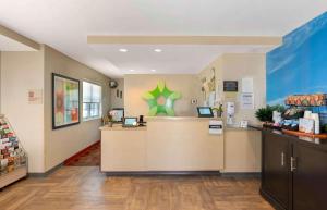 una sala de espera con un cajero automático en una tienda en Extended Stay America Suites - Newport News - Yorktown, en Newport News