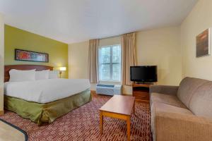 Habitación de hotel con cama y sofá en Extended Stay America Suites - Chicago - Elgin - West Dundee, en West Dundee