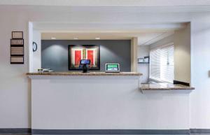 - un hall avec un comptoir et une fenêtre dans l'établissement Extended Stay America Suites - Fort Worth - Southwest, à Fort Worth