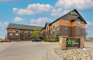 Un hotel con un cartel delante de un edificio. en Extended Stay Americas Suites - Minot, en Minot