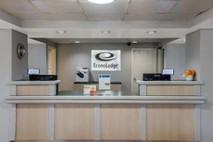 a lobby with a cash counter in a hospital at Econo Lodge in Savannah