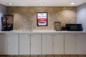 a counter in a restaurant with a microwave and a tv at Econo Lodge in Savannah