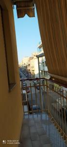 einen Balkon mit Stühlen und Straßenblick in der Unterkunft Il Souvenir in Barletta