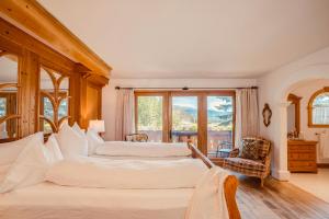 a bedroom with two beds and a window at Abendblume in Leavenworth
