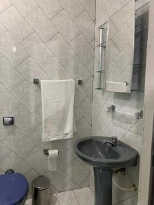 uma casa de banho com um lavatório e um espelho em Kitnet Penha CEFAN ADVEC no Rio de Janeiro