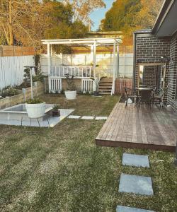 Ringwood East的住宿－Mirabel Ave，后院设有带桌椅的庭院。