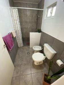 ein Bad mit einem WC und einem Waschbecken in der Unterkunft Cabañas La Misión in Salta