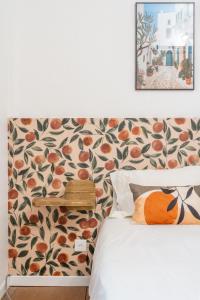 a bedroom with a bed with a floral wallpaper at Appartement Il Sereno - voyage entre les Pouilles et la Sicile in Toulon