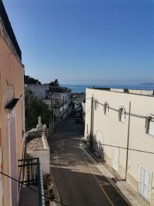 un callejón con vistas al océano desde un edificio en Scorcio di mare, en Castro di Lecce