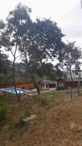 uma piscina num quintal com uma casa e árvores em Cabañas La Misión em Salta