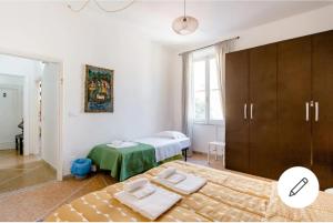 um quarto com 2 camas e um grande armário em Rooms in Chiassetto em Pisa