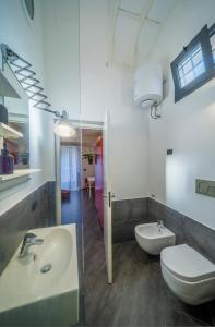 La salle de bains est pourvue d'un lavabo et de toilettes. dans l'établissement CASA NINNI, à Catane