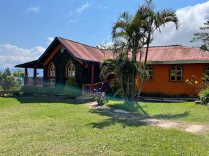 Glamping La Pau外面的花园