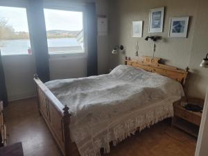 een slaapkamer met een groot bed en een raam bij Hus ved Lillestrøm by in Lillestrøm