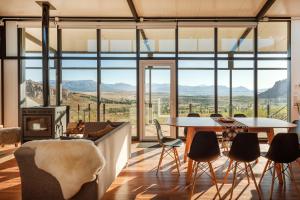 sala de estar con vistas a las montañas en Tu Apart en Bariloche 5 en Dina Huapi