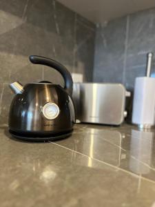 - une bouilloire à thé noir sur un comptoir dans la cuisine dans l'établissement Casa Vergara 3, à Villa Unión