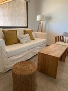 sala de estar con sofá blanco y mesa en Casa Vergara 3 en Villa Unión