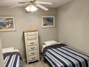 1 dormitorio con 2 camas y ventilador de techo en ROYAL GARDEN RESORT 1510 condo, en Myrtle Beach