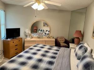 - une chambre avec un lit, une commode et un miroir dans l'établissement ROYAL GARDEN RESORT 1510 condo, à Myrtle Beach