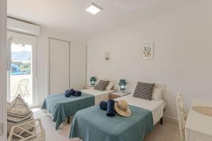 Posteľ alebo postele v izbe v ubytovaní Benal beach 1BDR apartament with water park + 37 fotografií