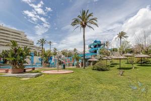 Bazén v ubytovaní Benal beach 1BDR apartament with water park alebo v jeho blízkosti