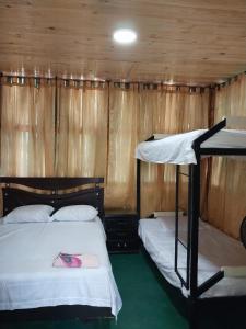 a bedroom with two bunk beds in a house at Finca Agroturística La Sultana in El Espinal