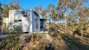 a tiny house in the middle of a forest at Linga Longa Spiritual Retreat in Curra