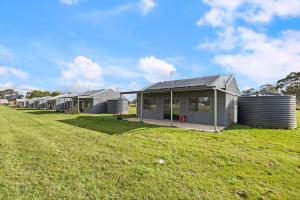 eine Reihe modularer Häuser auf einem Feld in der Unterkunft Glenowrie Cottage - 1 King 2 Singles Near Cadia in Millthorpe