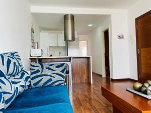 salon z kanapą i kuchnią w obiekcie Casa One Love El Cotillo w mieście Cotillo