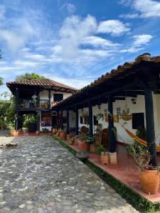 ein Haus mit einer gepflasterten Einfahrt davor in der Unterkunft Hotel Anacaona in San Agustín