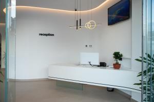 TV a/nebo společenská místnost v ubytování Colosseum Hotel