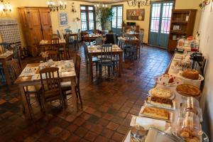 um restaurante com mesas e cadeiras com comida em Pousada Rotunda em São João del Rei