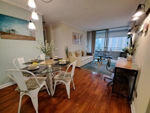 comedor y sala de estar con mesa y sillas en Suecia Apartment, en Santiago