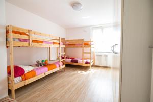 2 beliches num quarto com uma janela em Casa soleggiata sull'altopiano em Clusone