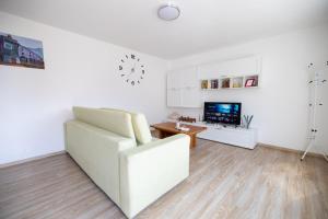 Uma televisão e/ou sistema de entretenimento em Casa soleggiata sull'altopiano
