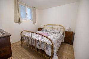 Uma cama ou camas num quarto em Casa soleggiata sull'altopiano