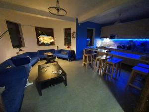 布加勒斯特的住宿－Popcorn Hostel，客厅配有沙发和桌子