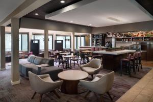 een lobby met tafels en stoelen en een bar bij Courtyard Fremont Silicon Valley in Fremont