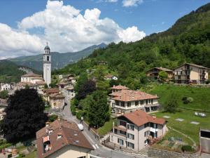 un pueblo con una torre de reloj en las montañas en Casa soleggiata sull'altopiano, en Clusone