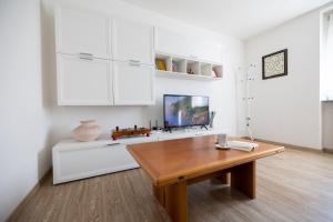 Uma televisão e/ou sistema de entretenimento em Casa soleggiata sull'altopiano