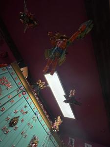 ラドローにあるGreen Dragon LUDLOWの天井にポーカーテーブルと彫像が備わる客室です。