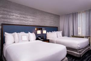 Habitación de hotel con 2 camas y ventana en Fairfield Inn & Suites By Marriott New York Manhattan/Times Square en Nueva York