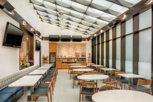 a dining room with tables and chairs at Fairfield Inn & Suites By Marriott New York Manhattan/Times Square in New York