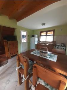 cocina con mesa de madera y 2 sillas en Tierras del Sur en Villa La Angostura