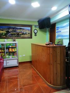 a bar in a restaurant with a refrigerator at HOTEL LA 7MA AZUL in Pasto