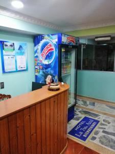 a drink machine in a restaurant with a bar at HOTEL LA 7MA AZUL in Pasto