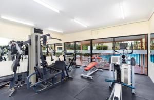 een fitnessruimte met loopbanden en machines in een gebouw bij Marcoola Beach Resort in Marcoola