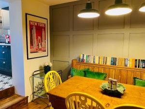 una sala da pranzo con tavolo in legno e sedie gialle di Stylish Garden Flat a Deal