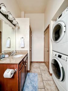 een wasruimte met een wasmachine en droger bij Sleepover 2BD 1BA Downtown Springfield Condos in Springfield